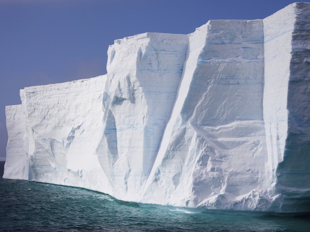 От Антарктики откололся айсберг размером почти с Москву