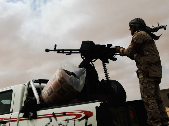 При нападении боевики использовали пулемет, установленный на автомобиле (данный снимок сделан в Ливии, но точно такие же варианты установки пулеметов  в кузовах пикапов используют исламисты на Синае; автор снимка был убит в Ливии в апреле 2011 года)