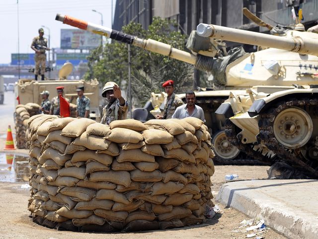 Египетские военные возле президентского дворца