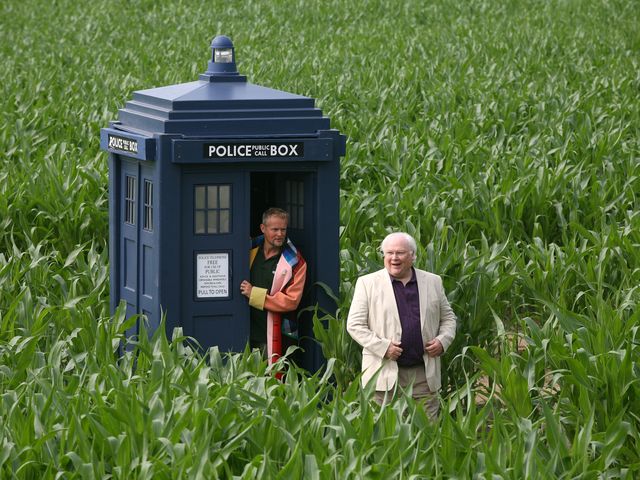 Создатель изображений на кукурузном поле Том Пирси, актер Колин Бейкер и телефонная будка, она же - корабль Доктора