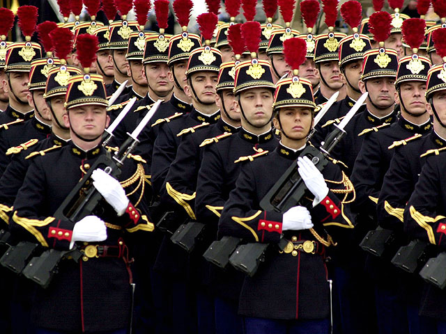14 июля проходит торжественный военный парад на Елисейских полях 