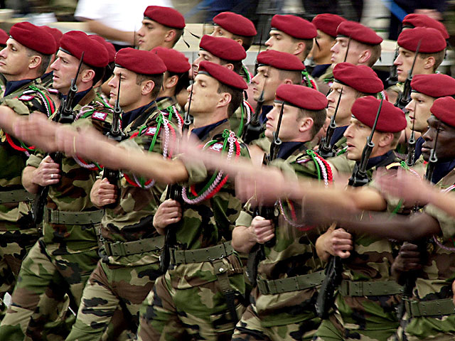 14 июля проходит торжественный военный парад на Елисейских полях