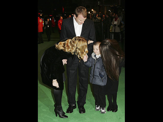 Мадонна и Гай Ричи с детьми Рокко и Лурдес, 2007