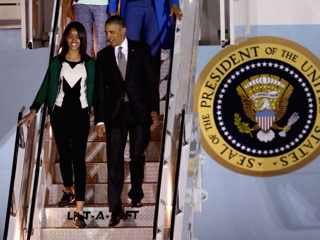 Президент США Барак Обама и его дочь Малия выходят из самолета по прибытию в ЮАР