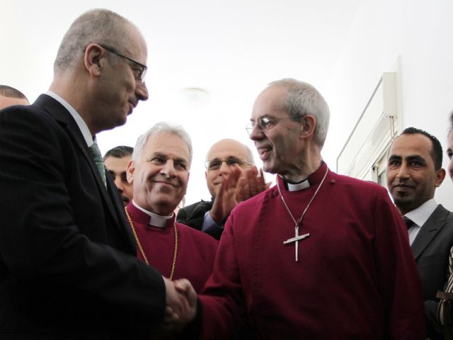 Премьер-министр ПА Рами Хамдалла (слева) на встрече с архиепископом Джастином Уэлби