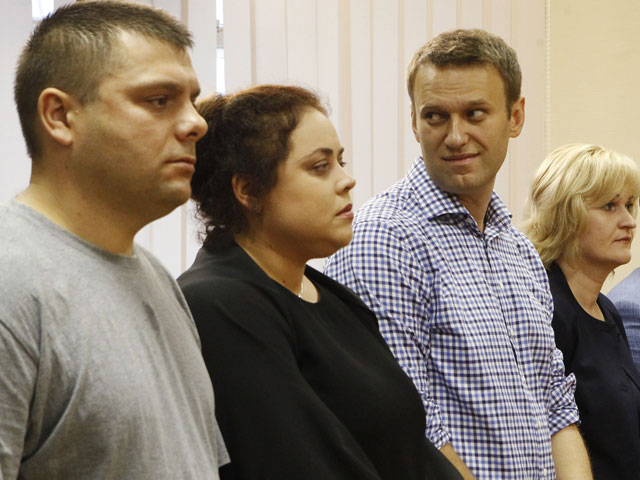 Петр Офицеров и Алексей Навальный в суде. Киров, 18 июля 2013 года