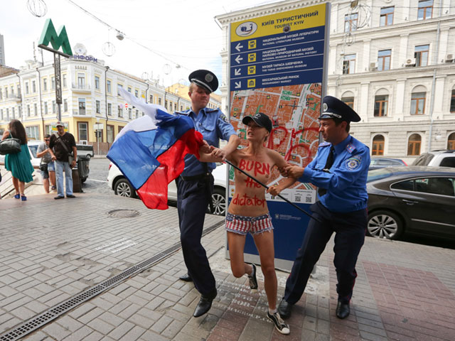 Акция FEMEN в поддержку Навального. Киев, 18 июля 2013 года