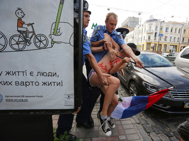 Акция FEMEN в поддержку Навального. Киев, 18 июля 2013 года