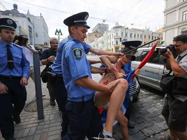 Акция FEMEN в поддержку Навального. Киев, 18 июля 2013 года