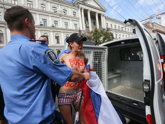 Акция FEMEN в поддержку Навального. Киев, 18 июля 2013 года