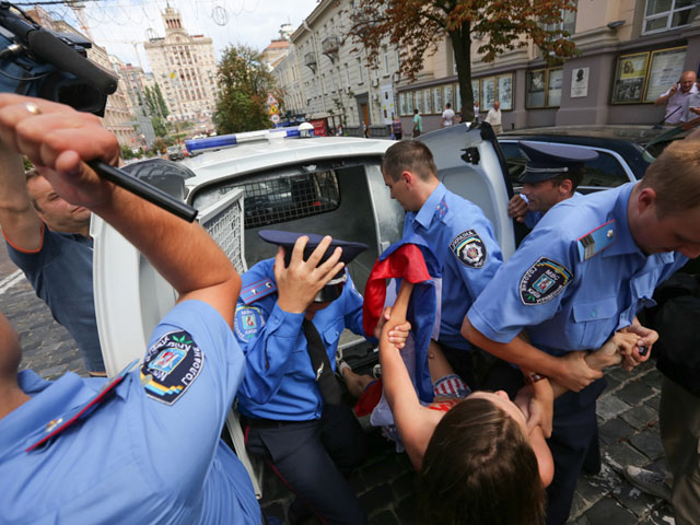 Акция FEMEN в поддержку Навального. Киев, 18 июля 2013 года