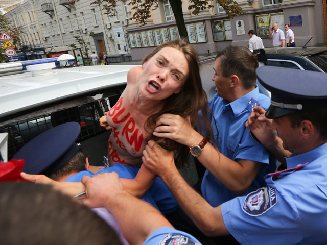 Акция FEMEN в поддержку Навального. Киев, 18 июля 2013 года