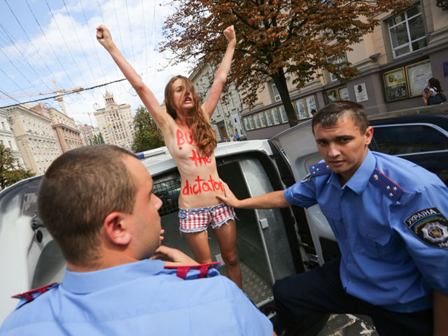 Акция FEMEN в поддержку Навального. Киев, 18 июля 2013 года