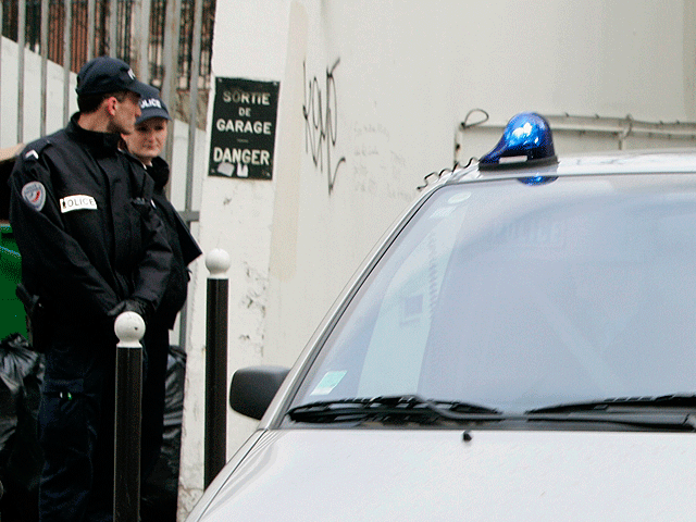 "Вы охраняете убийц": женщина напала на полицейских у здания посольства США в Париже