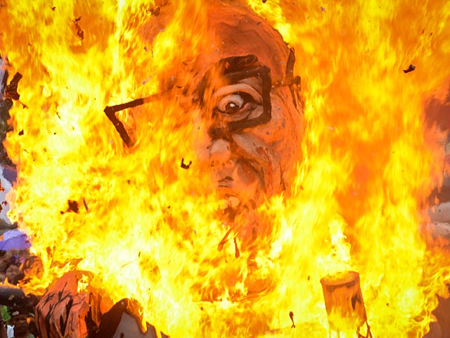 На антиправительственном митинге в Маниле демонстранты сожгли чучело президента Филиппин