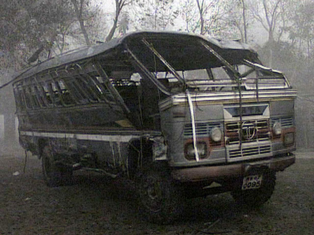 В Индии пассажирский автобус рухнул в озеро