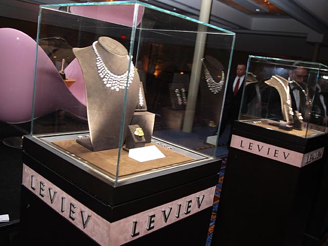 Драгоценности бренда Leviev на выставке в Нью-Йорке. 27 октября 2007 года