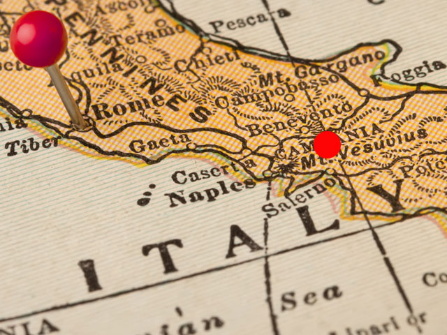 В результате катастрофы, происшедшей на трассе A16 между Монтефорте Ирпино и Баиано (примерно в 250 км к югу от Рима), погибли не менее 36 человек
