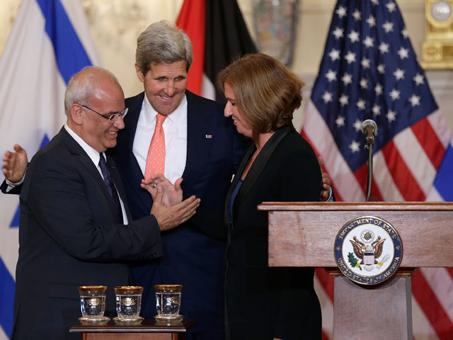 Саиб Арикат, Джон Керри и Ципи Ливни. Вашингтон, 30 июля 2013 года