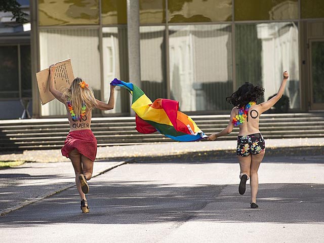 FEMEN провели акцию протеста против "анти-гейского" закона в посольстве РФ в Стокгольме