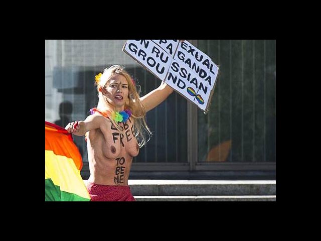 FEMEN провели акцию протеста против "анти-гейского" закона в посольстве РФ в Стокгольме