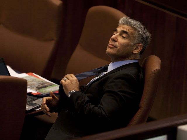 Министр финансов, лидер партии "Еш Атид" Яир Лапид во время обсуждения проекта госбюджета. Кнессет, 17 июня 2013 года