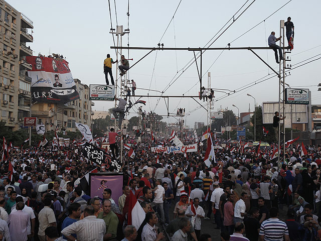 Египетские манифестанты разгромили штаб-квартиру "Братьев-мусульман"