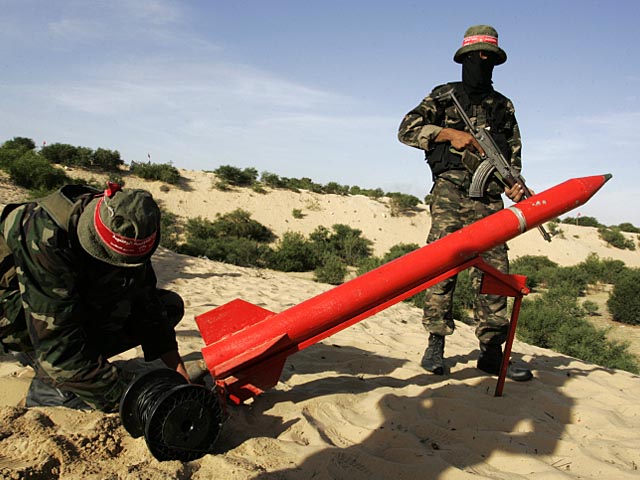 Палестинские боевики готовятся к запуску ракеты