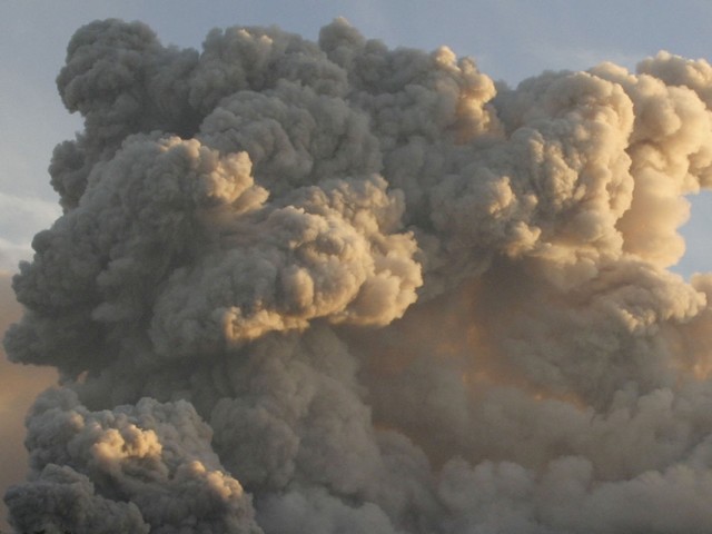 Индонезия: шесть человек погибли при извержении вулкана