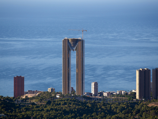 Самое высокое здание в Евросоюзе: в 47-этажной башне испанцы забыли построить лифт