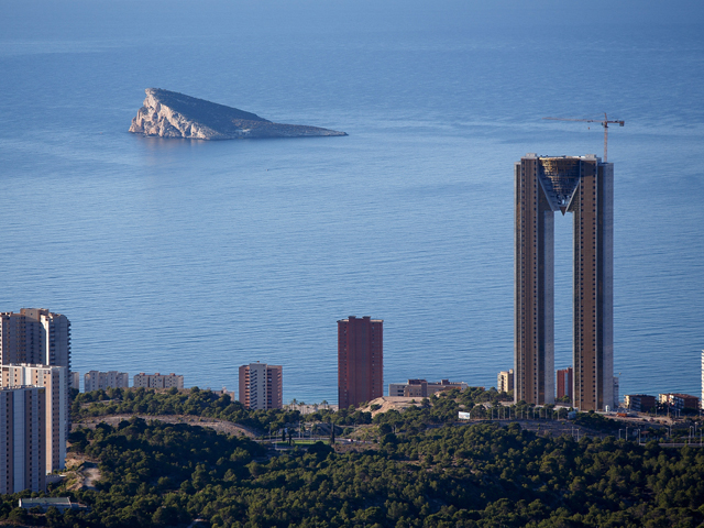 47-этажные башни-близнецы в испанском городе Бенидорм