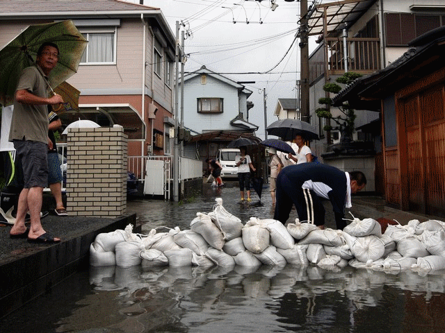 Жертвами наводнений и оползней на севере Японии стали 6 человек
