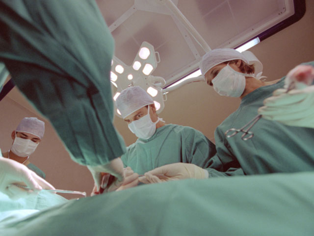 Хирурги больницы "Адаса Эйн-Карем" оперируют Биньямина Нетаниягу (иллюстрация)