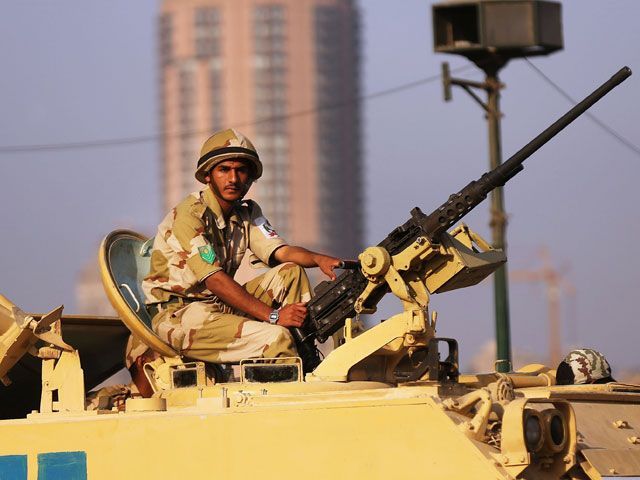 Армия штурмует лагеря сторонников Мурси, исламисты говорят о 100 погибших