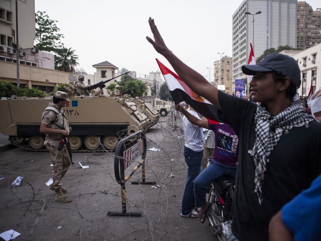 Армия штурмует лагеря сторонников Мурси, исламисты говорят о 100 погибших