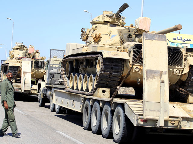 Египетские танки направляются в сторону сектора Газы. Август 2012 года