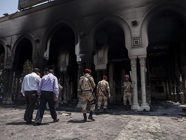 Сторонники Мухаммада Мурси атаковали и подожгли ряд с помощью бутылок с зажигательной смесью ряд правительственных зданий в каирском районе Гиза