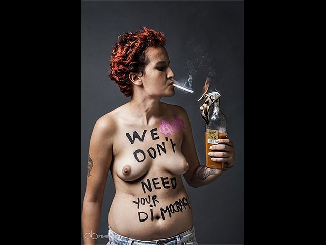 Из Facebook удалена фотография полуобнаженной активистки FEMEN