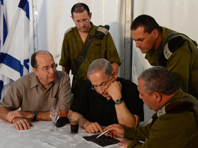 Министр обороны Моше Яалон и премьер-министр Биньямин Нетаниягу проводят совещание с военными