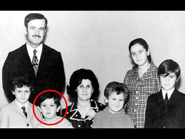 Семья Асадов. Внизу слева направо: Башар и Махер (выделен)