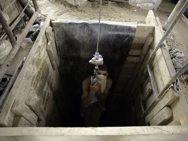 Для предотвращения контрабанды оружия и проникновения палестинских боевиков из сектора Газы в Египет по подземным туннелям армия Египта создает вдоль границы полосу отчуждения