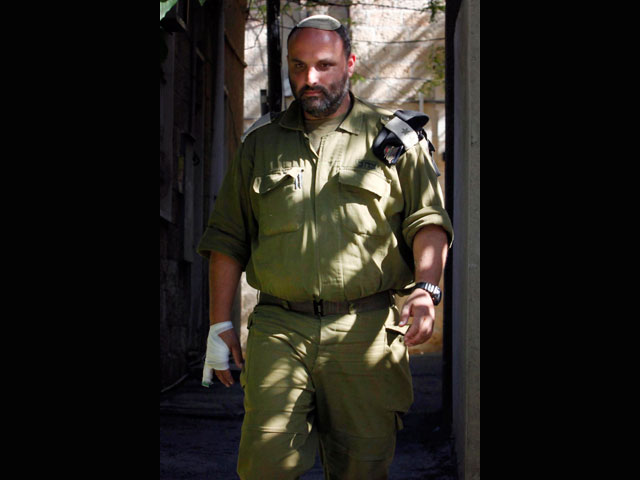Подполковник Шалом Айзнер около своего дома в Иерусалиме. 17 апреля 2012 года