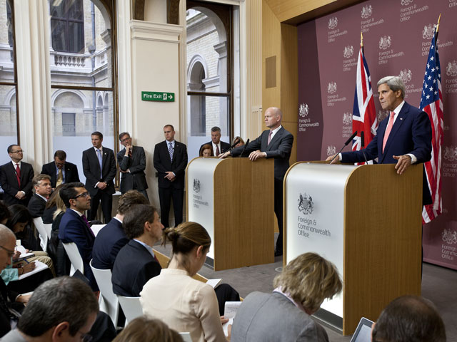 Глава британского МИДа Уильям Хейг и госсекретарь США Джон Керри. Лондон, 9 сентября 2013 года