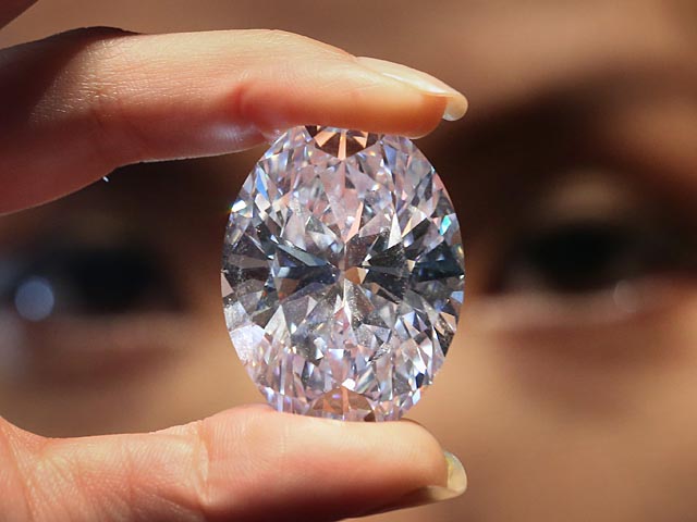 Овальный бесцветный бриллиант идеальной чистоты размером с голубиное яйцо и весом в 118,28 карата. 9 сентября 2013 года