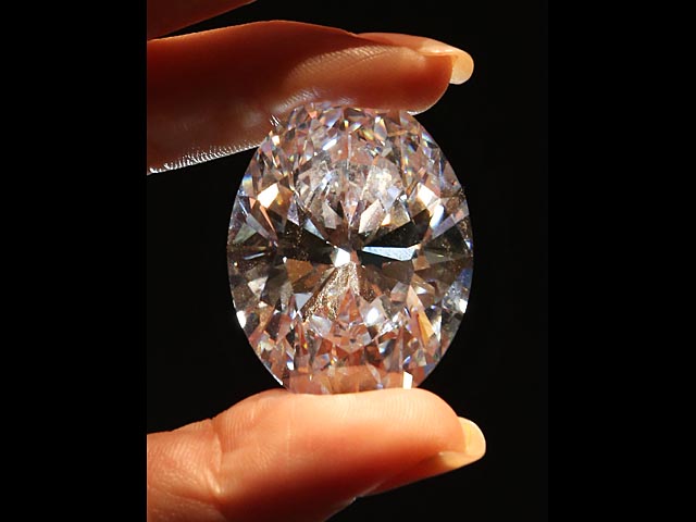 Овальный бесцветный бриллиант идеальной чистоты размером с голубиное яйцо и весом в 118,28 карата. 9 сентября 2013 года