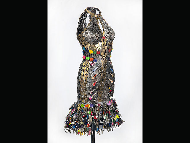 Выставка платьев из необычных материалов в торговом центре "Рамат-Авив"