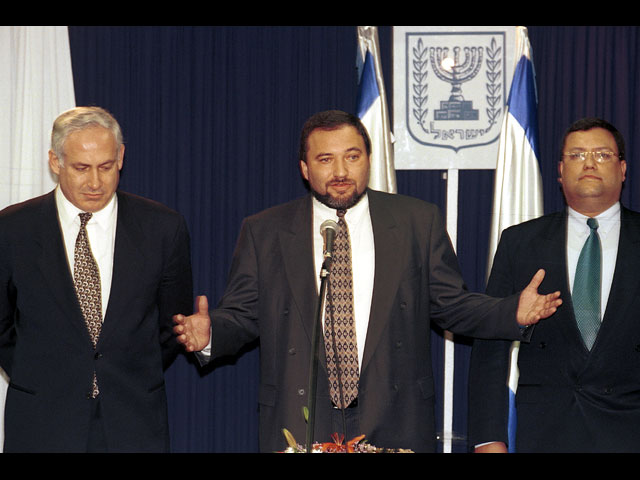 25 декабря 1996 года. Церемония передачи полномочий гендиректора министерства главы правительства. Слева направо: Биньямин Нетаниягу, Авигдор Либерман и Моше Леон