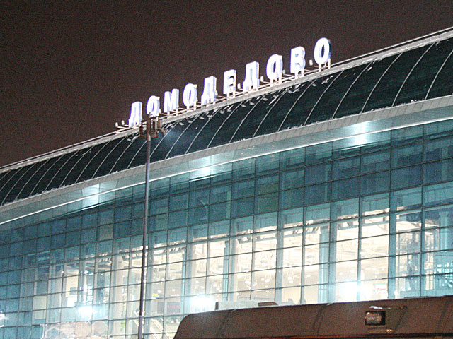 Самолет, приземлившийся в "Домодедово", выкатился за пределы взлетной полосы
