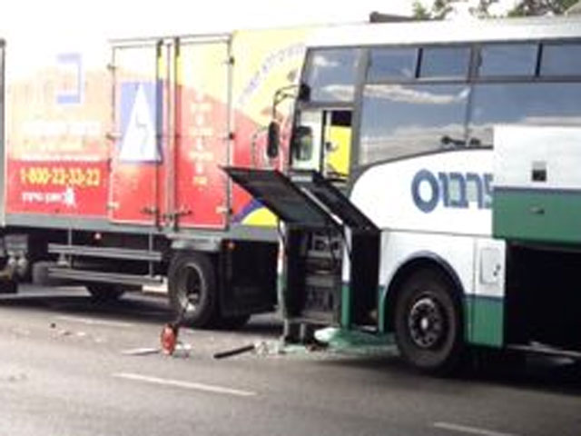 Около Холона столкнулись грузовик и автобус: 18 пострадавших