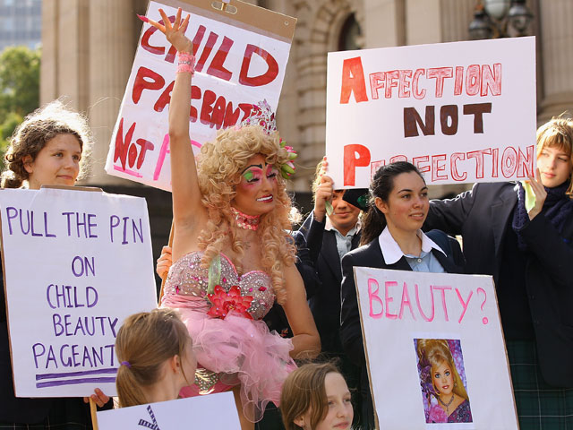 Акция протеста против детских конкурсов красоты в Австралии